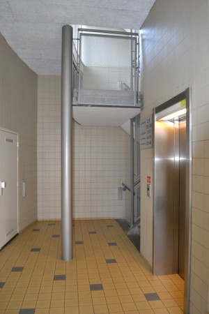 Gemeenschappelijke lift en trappenhuis begane grond