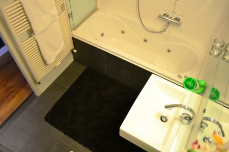 Moderne badkamer met jacuzzi